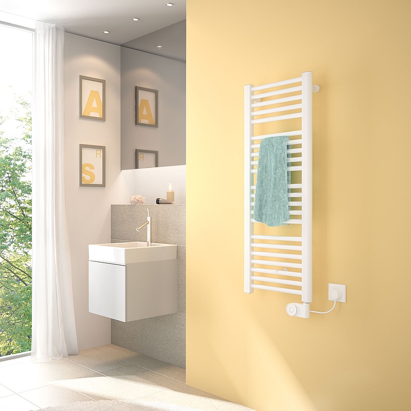 Радиатор установлен на стену в ванной комнате