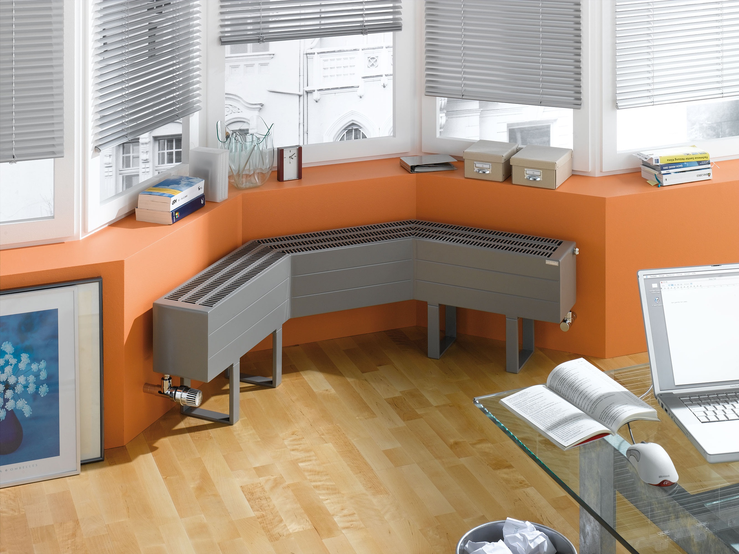 Конвектор Arbonia специальной угловой формы в современном офисе