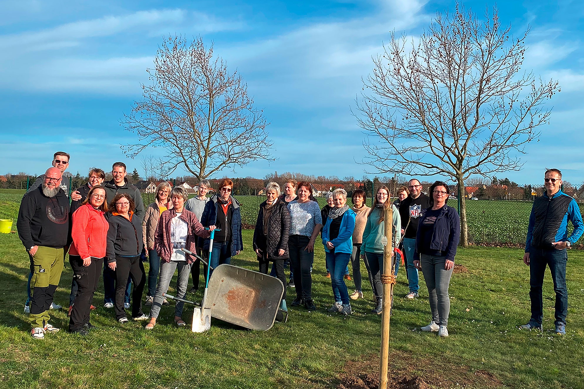 Group picture planting campaign Team Arbonia Riesa