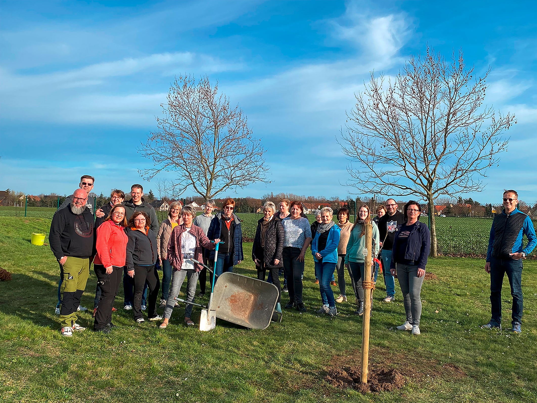 Group picture planting campaign Team Arbonia Riesa
