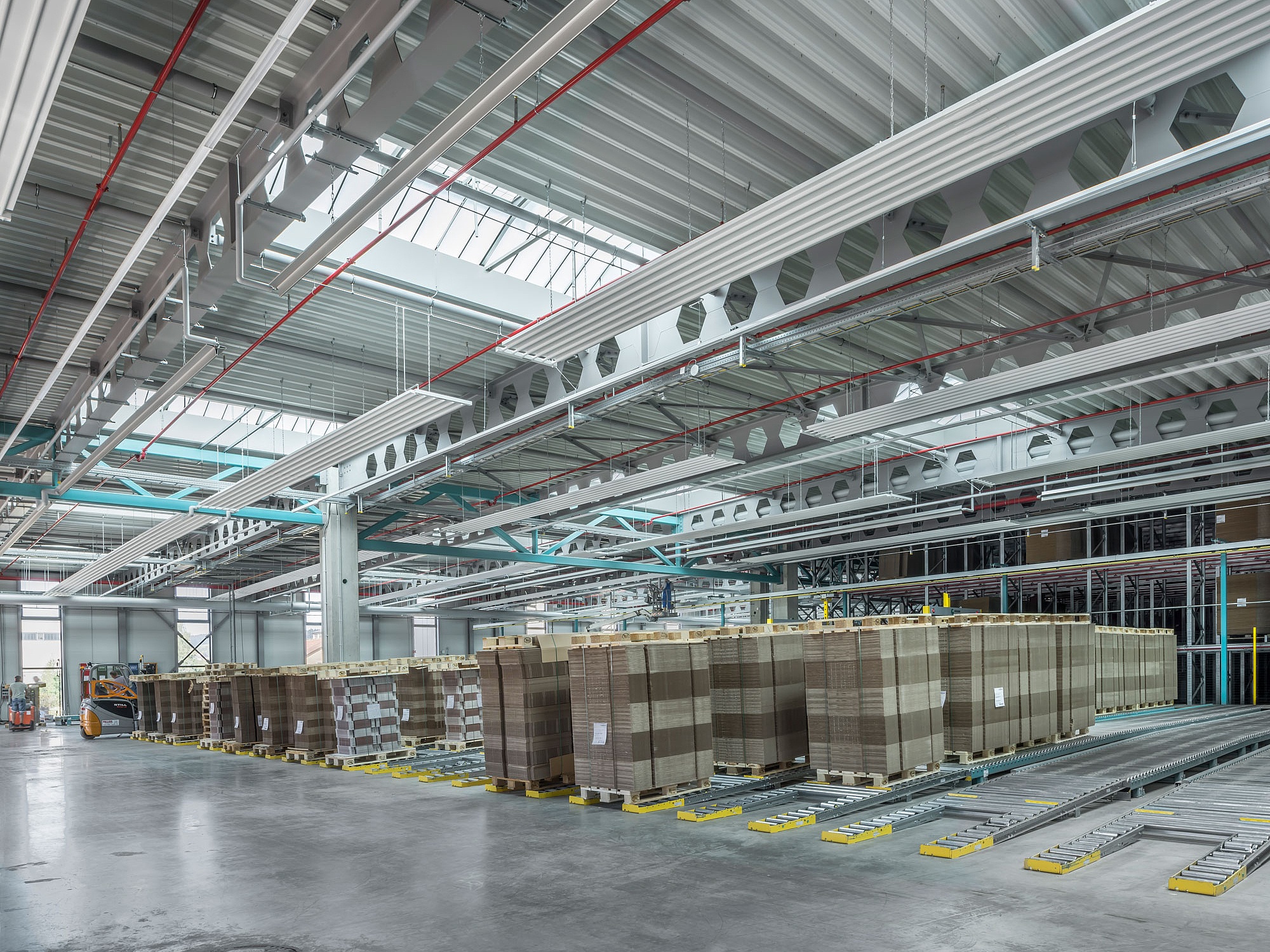 Straub Verpackungen Bräunlingen - Referenz von Arbonia Straub Verpackungen in Bräunlingen setzt auf Deckenstrahlplatten und Deckenstrahlprofile von Arbonia